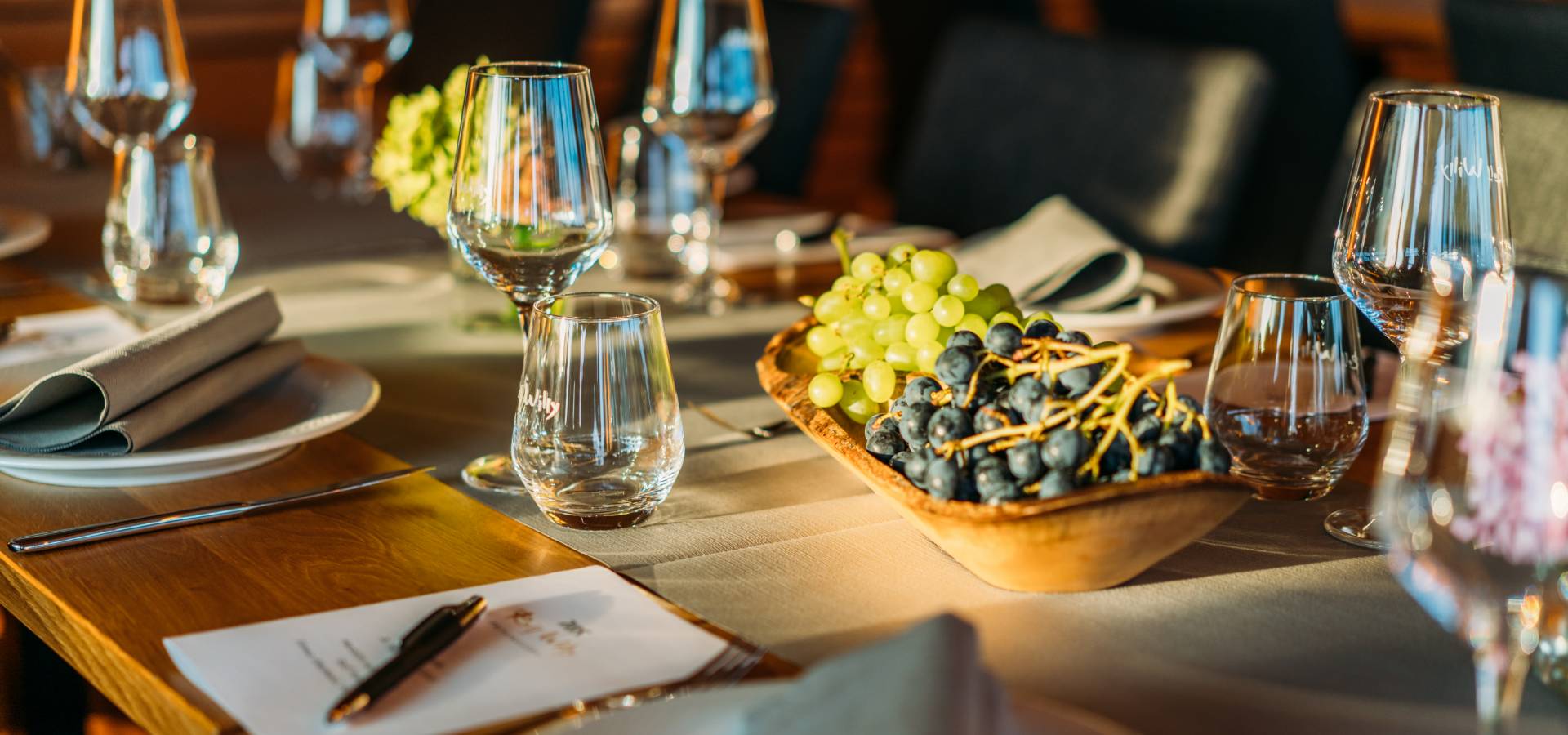 Rolf_Willy_Privatkellerei_Weinkellerei_Familienbetrieb_Nordheim_Baden_Wuerttemberg_Lounge_Weinprobe_Tagung_Event_Gedeck_Weintrauben